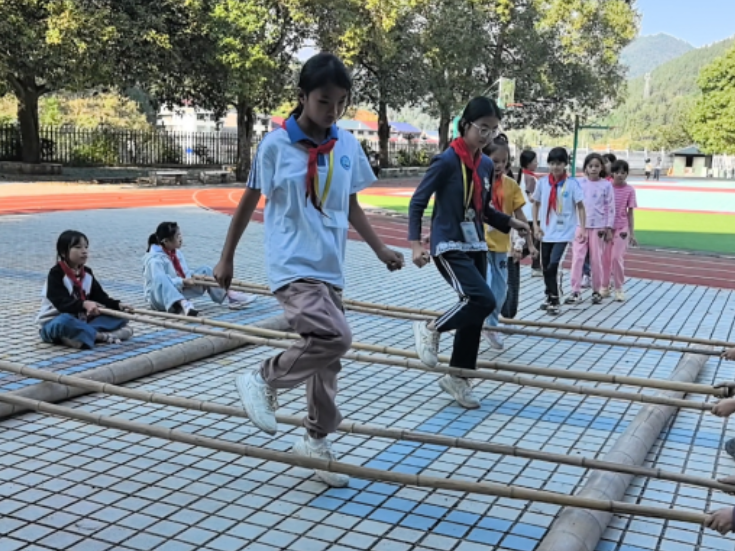【新晃站】侗歌嘹亮、竹竿欢腾，禾滩镇中心小学用民族文化献礼县庆