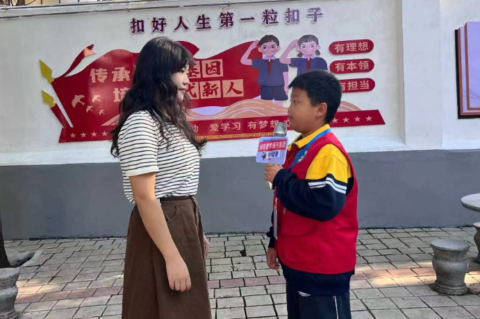 闪闪发光的老师｜【辰溪站】把关爱藏在不起眼的小事里