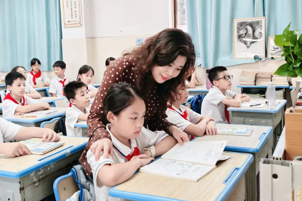 闪闪发光的老师｜【辰溪站】其实，她一点儿都不凶