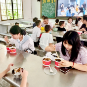 【衡东站】一份“5.5元“的放心餐，新塘镇中心学校食堂迎来“特殊考官”