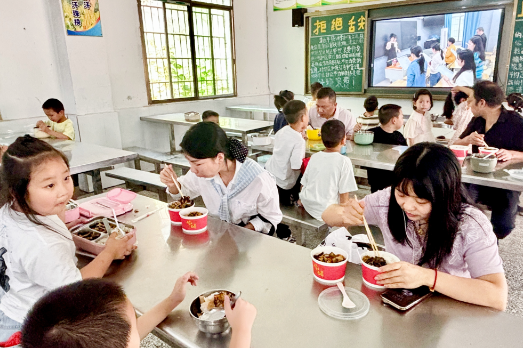 【衡东站】一份“5.5元“的放心餐，新塘镇中心学校食堂迎来“特殊考官”