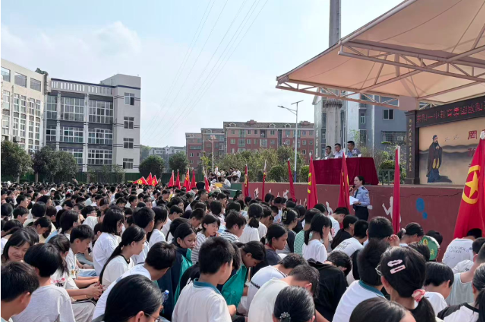 【耒阳站】欧阳海学校：警官进校讲法治，少年心中植种子