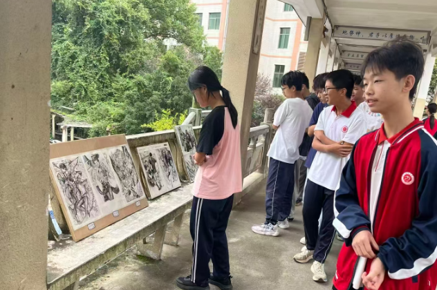 【衡东站】风雨长廊变身“艺术长廊”，衡东五中“青春绘境”校园绘画展开展