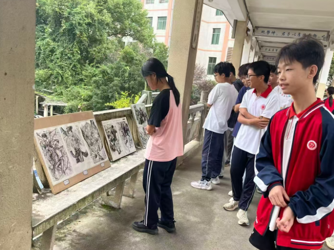 【衡东站】风雨长廊变身“艺术长廊”，衡东五中“青春绘境”校园绘画展开展