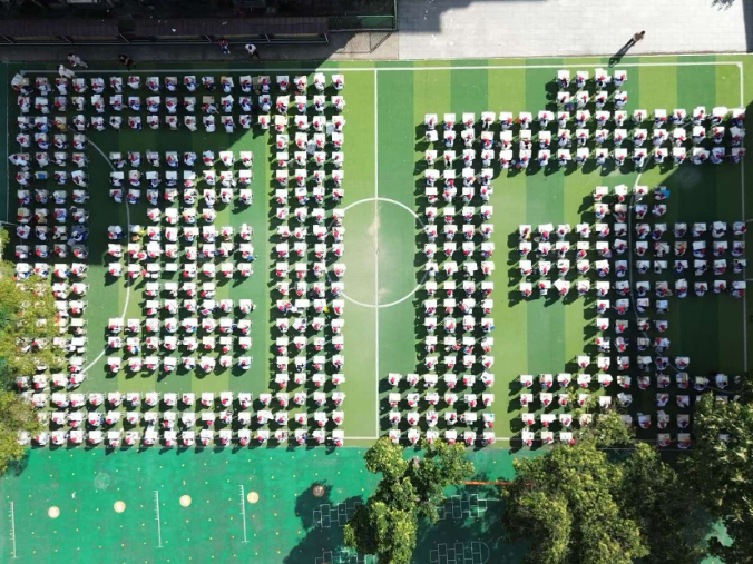【耒阳站】前进小学：巨幅国旗震撼全场，千人书画礼赞祖国华诞