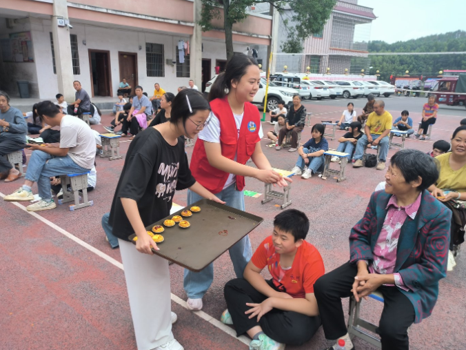 【衡阳县站】清潭中学：蛋挞飘香家校暖，金秋相聚话成长