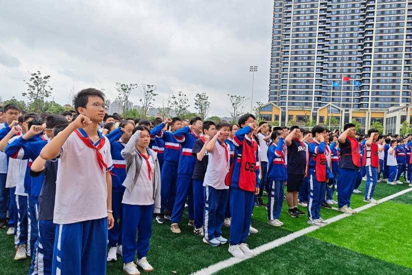 【望城区站】传递校旗、庄严宣誓，南雅望城学校新校区迎来“薪火第一课”