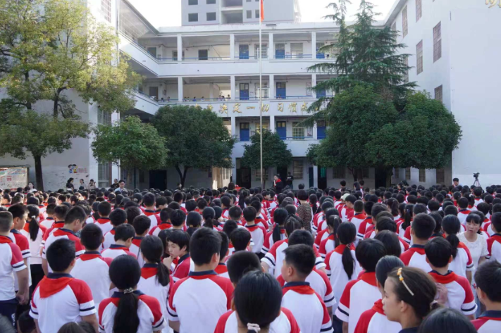 【祁东站】赓续长征精神，玉合街道中心小学1500学子举行主题升旗仪式