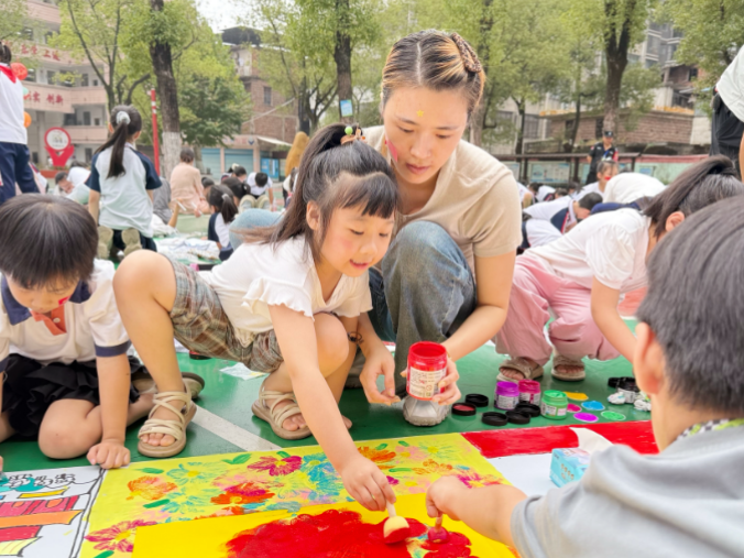 【耒阳站】百米长卷绘祖国，城北完小学子用画笔献礼国庆