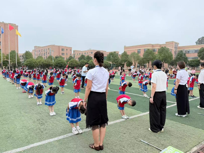 【衡南县站】衡云小学：百余名新生行古礼，家长进课堂见证成长