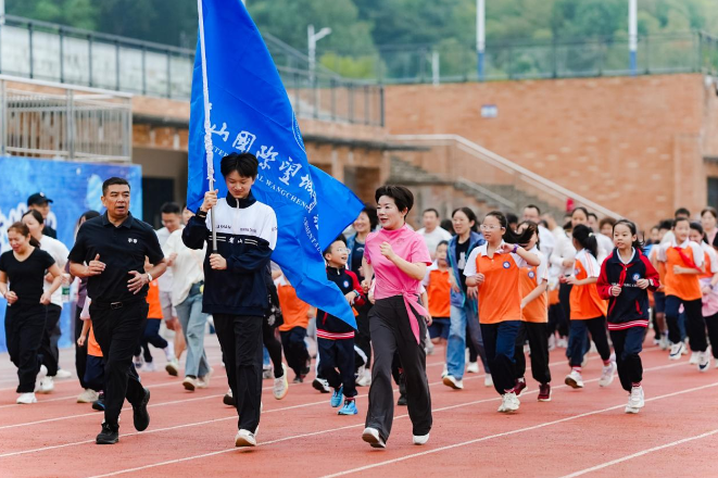 【望城区站】健康第一，亲子同行，麓山国际望城实验学校“开学第一跑”活力开跑