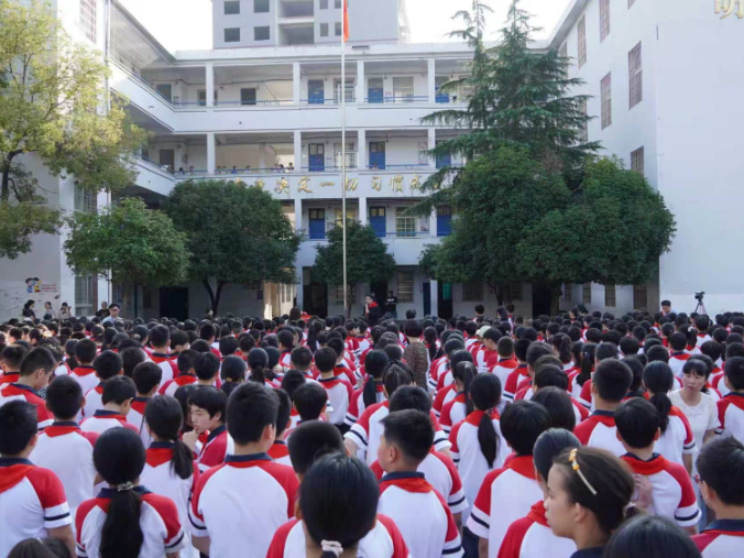 【祁东站】赓续长征精神，玉合街道中心小学1500学子举行主题升旗仪式