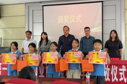 【新晃站】晃州镇三完小：爱心奖学金温暖发放，143名学子收获“开学礼”