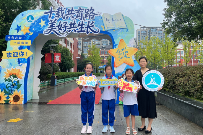 【望城区站】开学首日校园新气象 小记者探访湖南师大附中星城实验第一小学报到现场