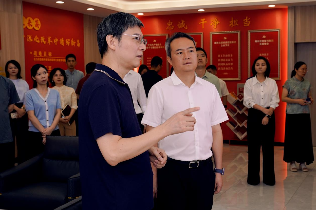 望城区委书记许凡到湖南教育报刊集团调研