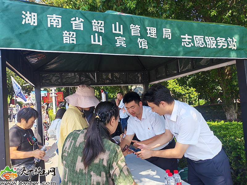 广场志愿者.jpg