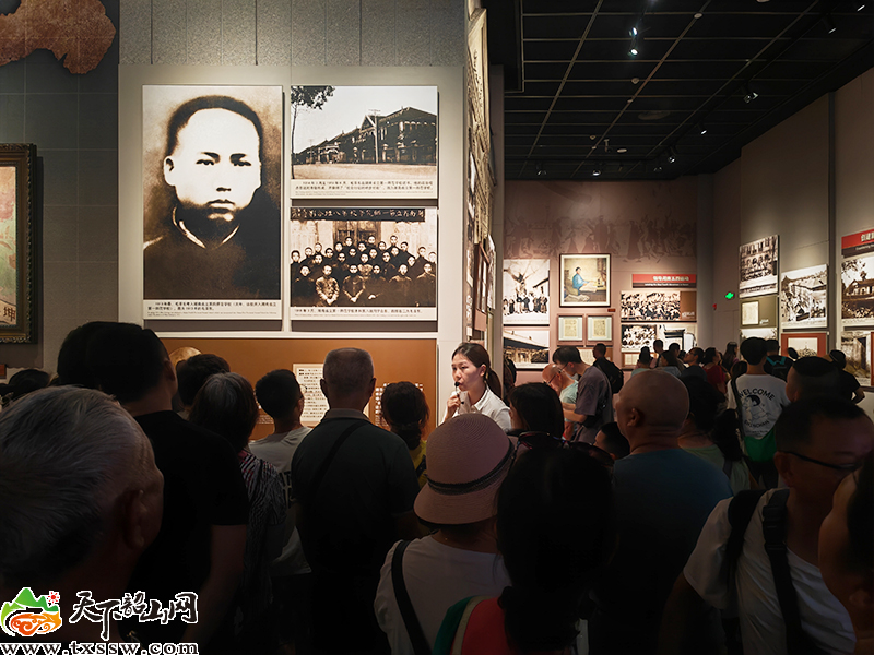 讲解员3.jpg