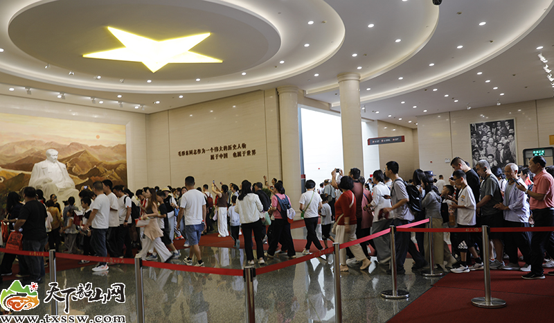 纪念馆序厅游客.jpg