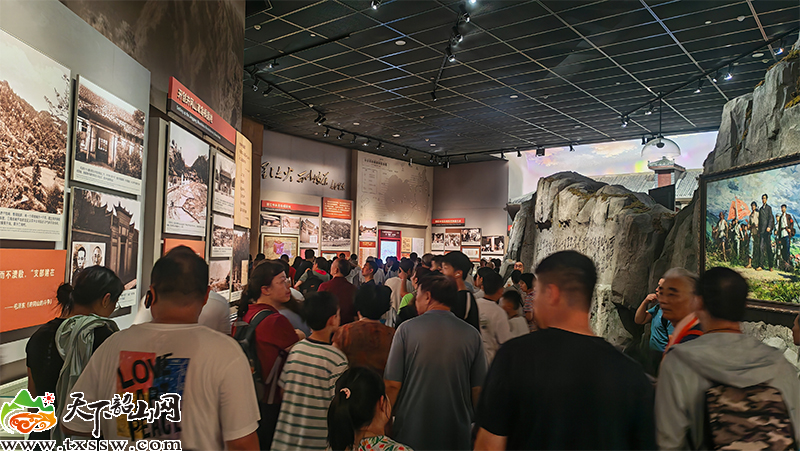 纪念馆参观的游客.jpg