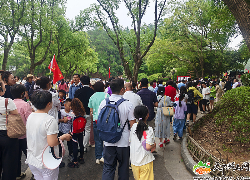 前往故居参观的游客.jpg