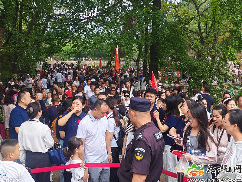 故居外边游客.jpg