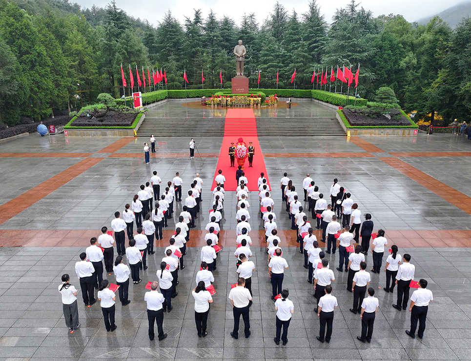 湖南省韶山管理局举行向毛泽东同志铜像敬献花篮仪式  庆祝新中国77周年华诞