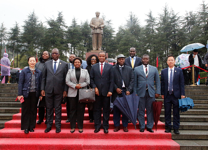 莫桑比克国务秘书和驻华大使一行瞻仰参观韶山