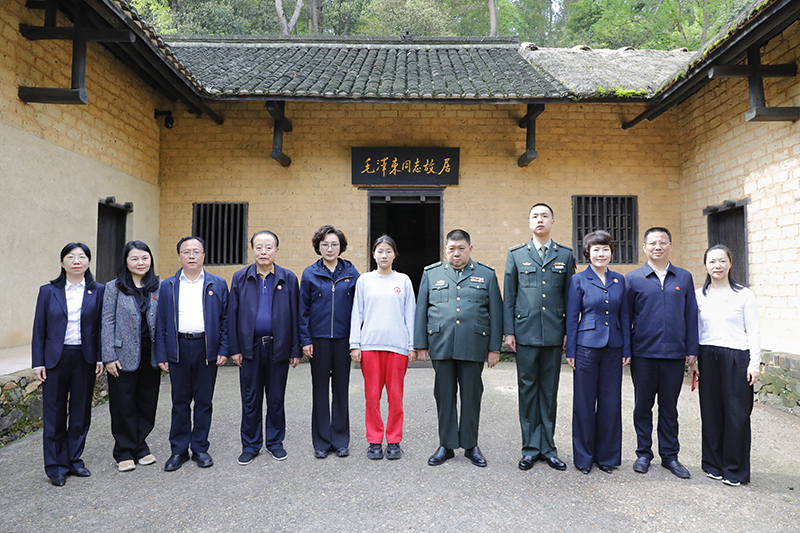 毛新宇携家人清明回韶祭祖