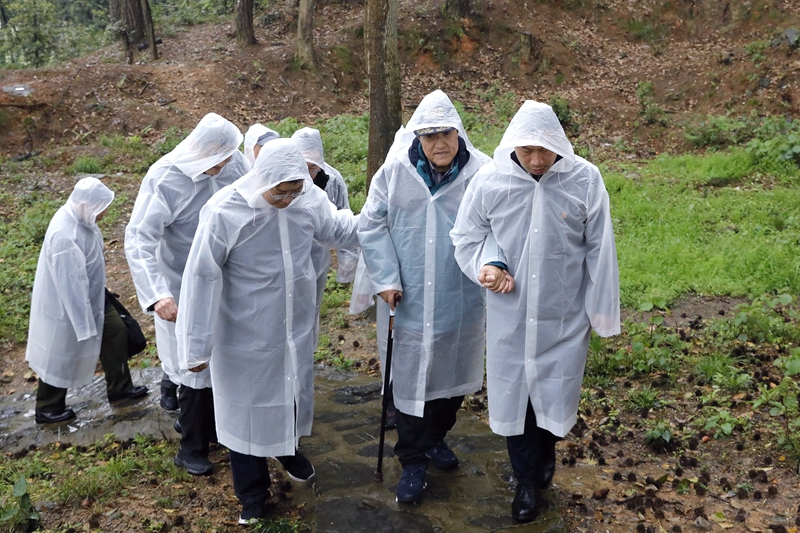 毛泽民烈士后代回韶祭扫