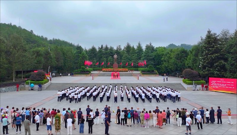 湖南省韶山管理局举行向毛泽东同志铜像敬献花篮仪式 深切缅怀一代伟人