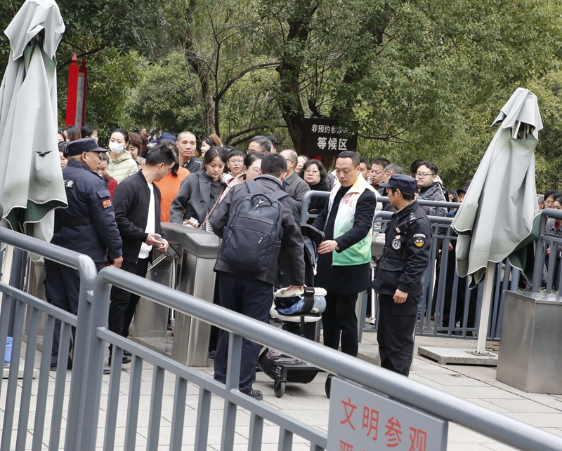 春节假期“不打烊”，志愿者用奉献点亮新春