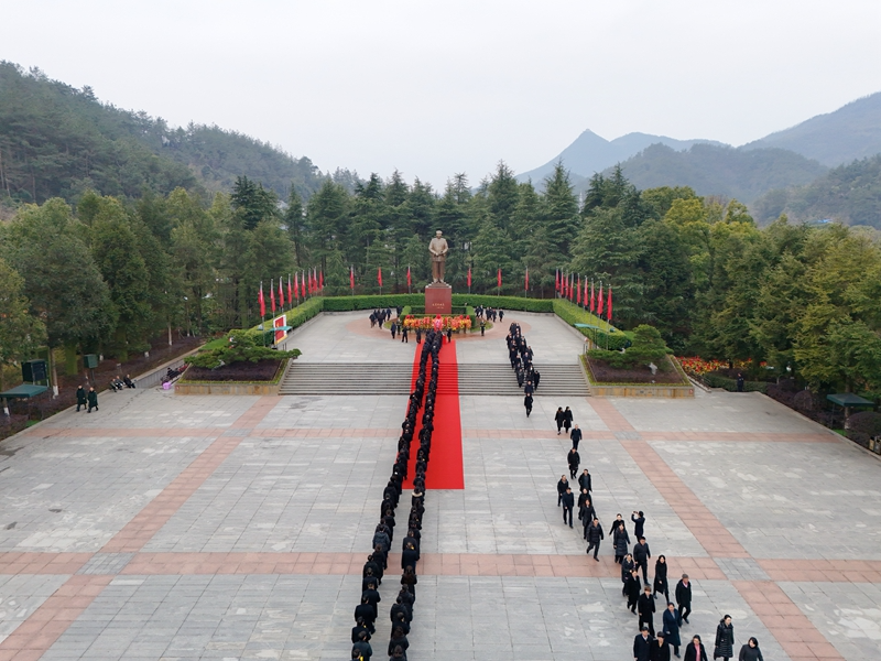 新春伊始 湖南省韶山管理局举行向毛泽东同志铜像敬献花篮仪式