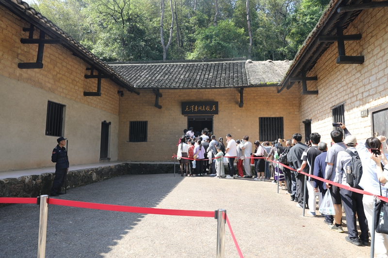 游客急赶高铁遇困  景区保安暖心解围