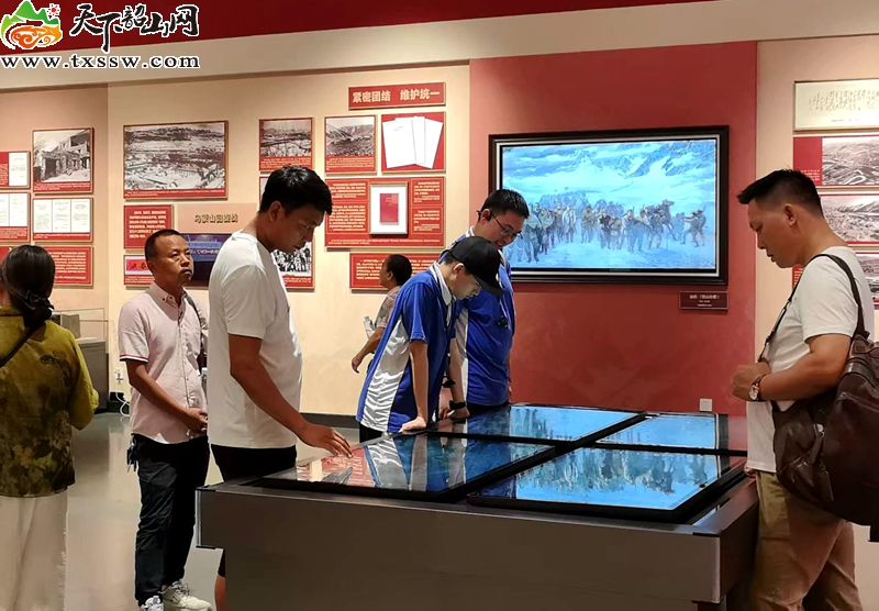 “雄关漫道——弘扬伟大长征精神主题展”迎来参观热潮