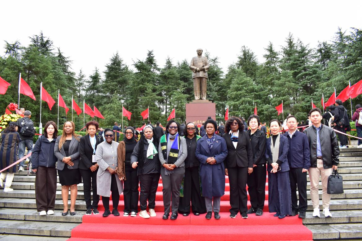 南部非洲妇女干部研修班来韶瞻仰参观