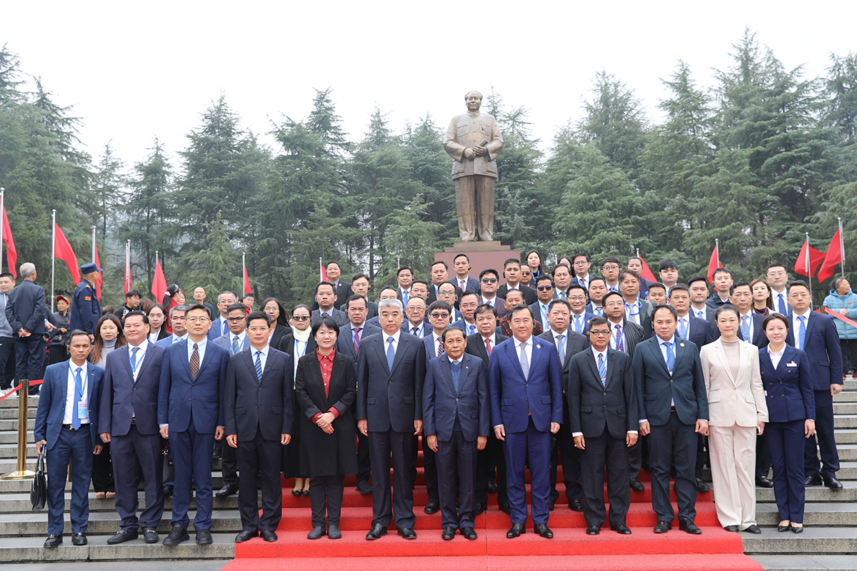 柬埔寨人民党高级干部考察团来韶山瞻仰参观