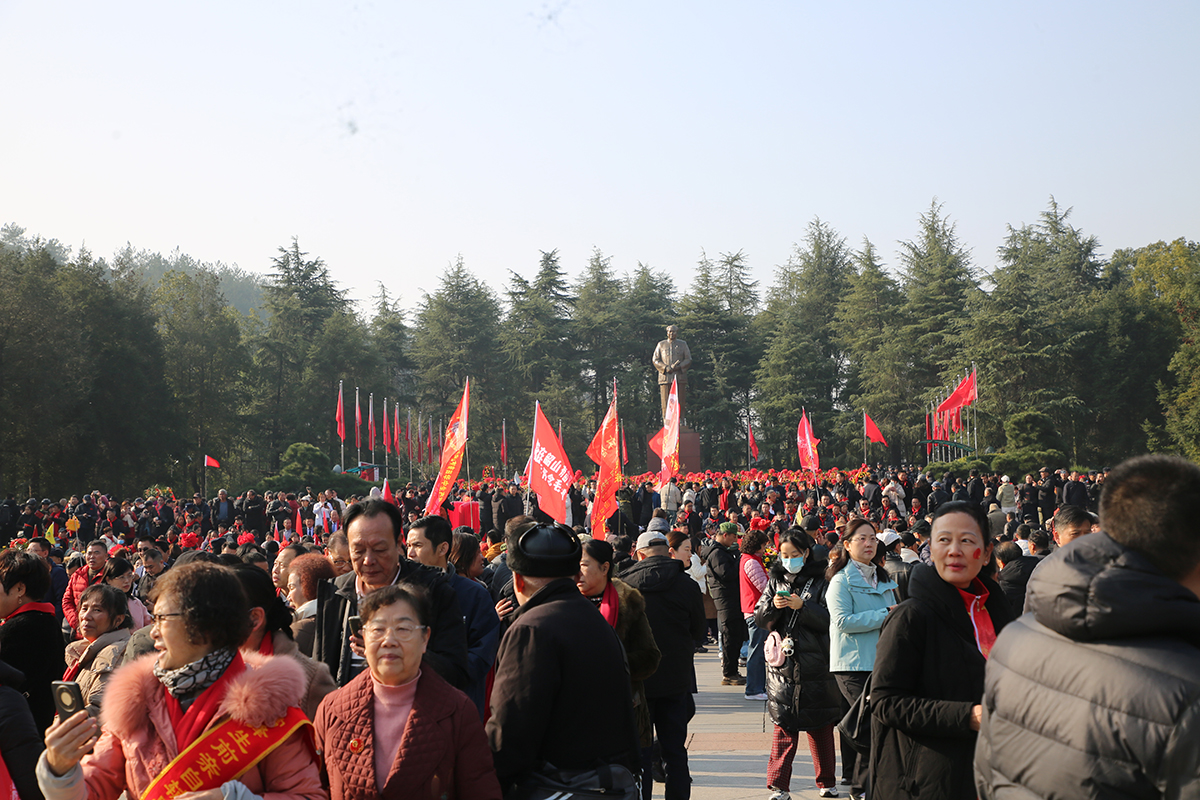 万众深情聚韶山 鲜花歌声缅伟人——纪念毛泽东同志诞辰132周年