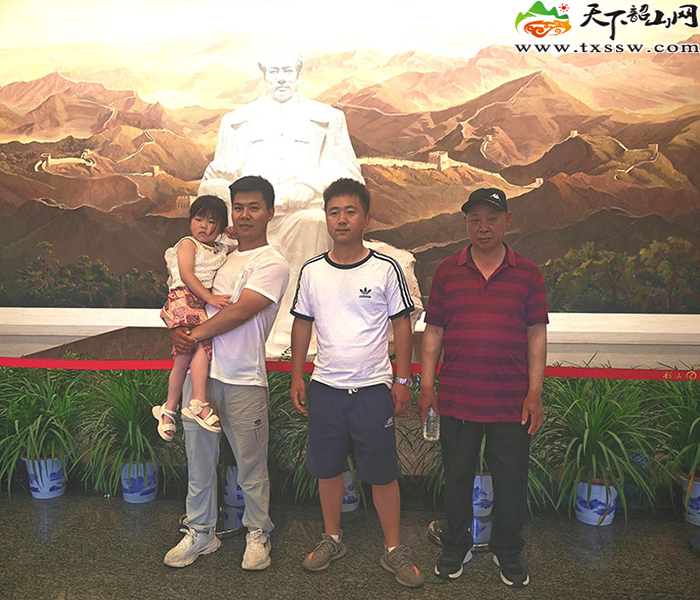 父亲节韶山迎来亲情游高峰 子女陪伴父辈重温红色记忆