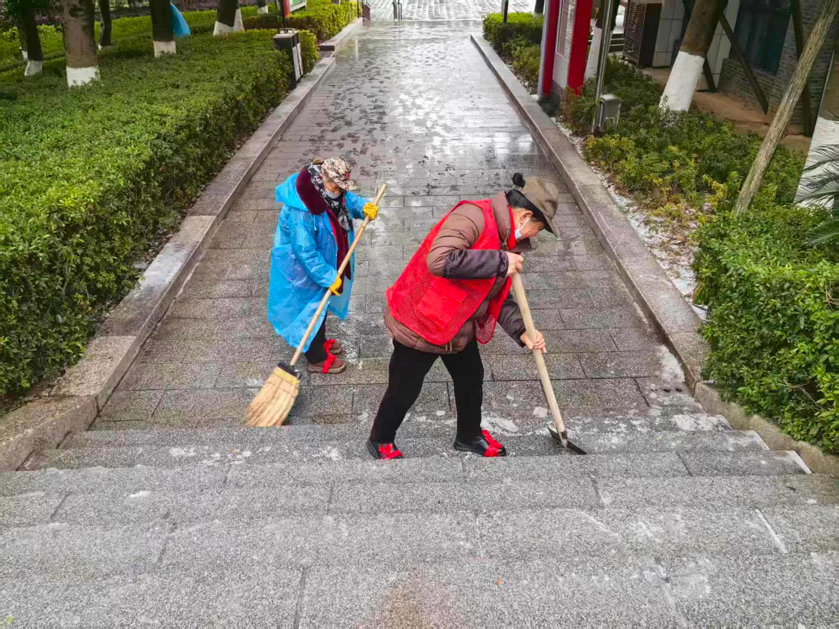 除冰护行暖人心！韶山核心景区全力筑牢安全防线