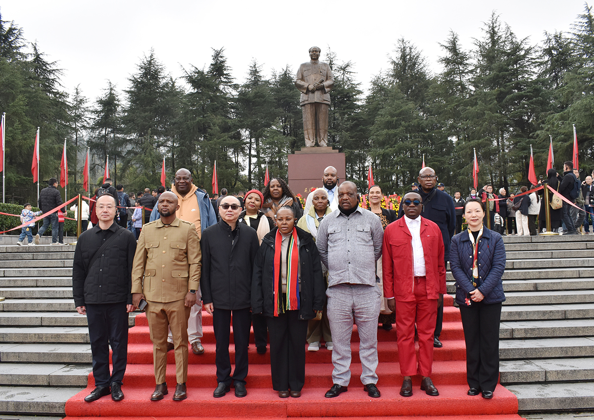 南非豪登省议会代表团一行瞻仰参观韶山