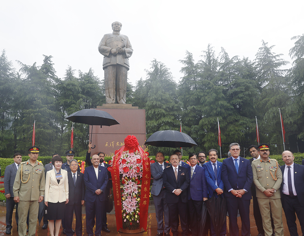 巴基斯坦总统到访韶山 向毛泽东同志铜像敬献花篮