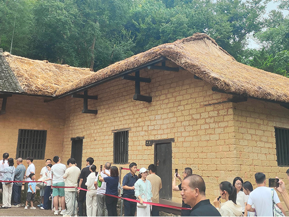 韶山毛泽东同志故居及晒谷坪完成茅草屋面全面维护保养