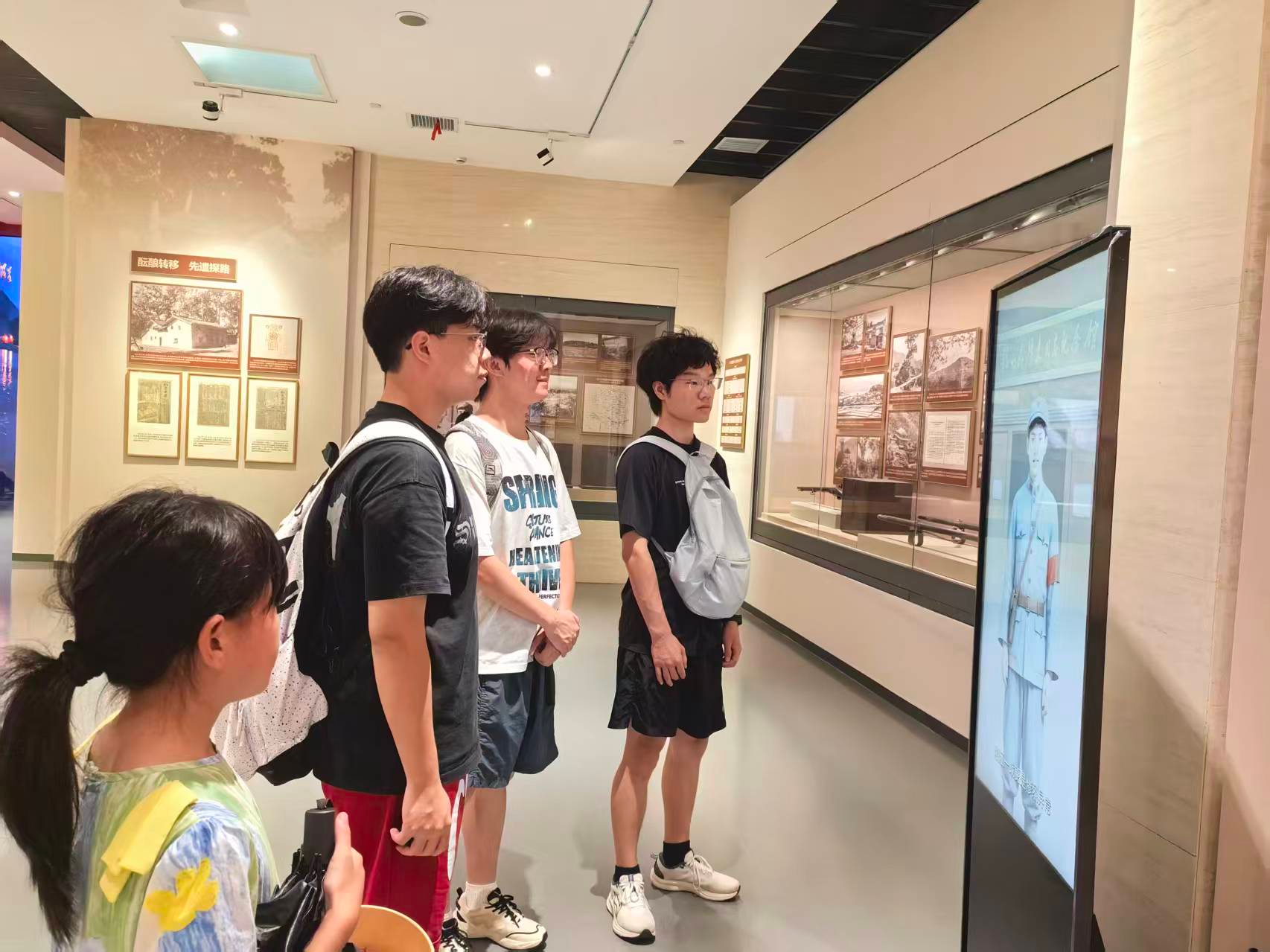 中秋假期  众多游客打卡“雄关漫道——弘扬伟大长征精神主题展”