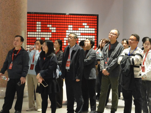 智汇韶山 红脉永续——人工智能时代红色文化保护传承研讨会专家参观韶山毛泽东图书馆