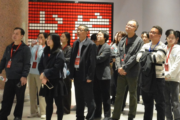 智汇韶山 红脉永续——人工智能时代红色文化保护传承研讨会专家参观韶山毛泽东图书馆