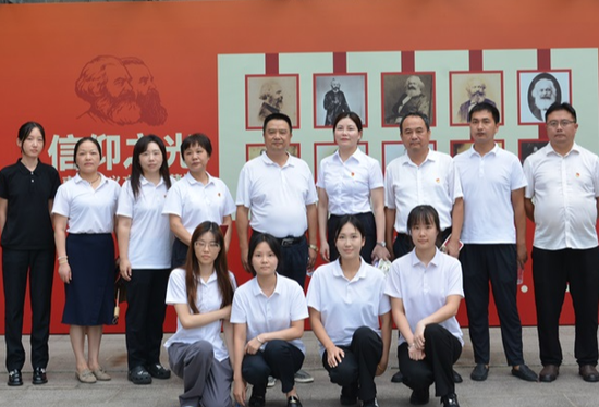 感悟信仰之光 汲取奋进力量——韶山毛泽东图书馆党支部参观马克思主义文献典藏展湖南巡展