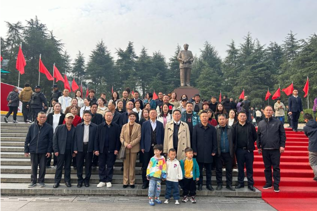 湖南省韶山管理局红色教育培训中心杨巧彤获赠锦旗，助力红色文化传播。