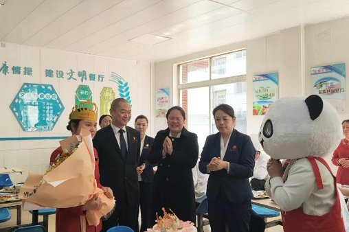 三月春风暖心田
