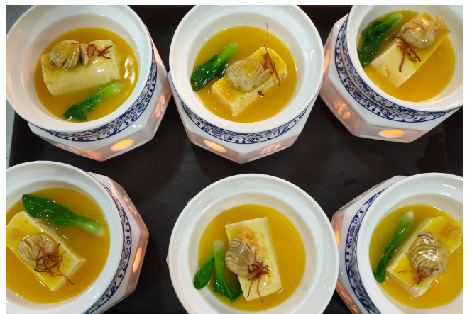 传统工艺再现经典美味 —— 宾馆大厨精心呈现祖庵豆腐