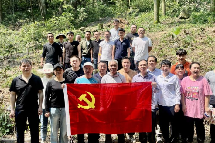 净化景区 爱心奉献|韶山宾馆党总支组织开展除杂草志愿服务活动